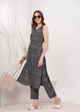 Chic Sleeveless Grey Block Print Kurta Paired with Coordinated Pants - Ideal for Casual Outings and Stylish Everyday Wear